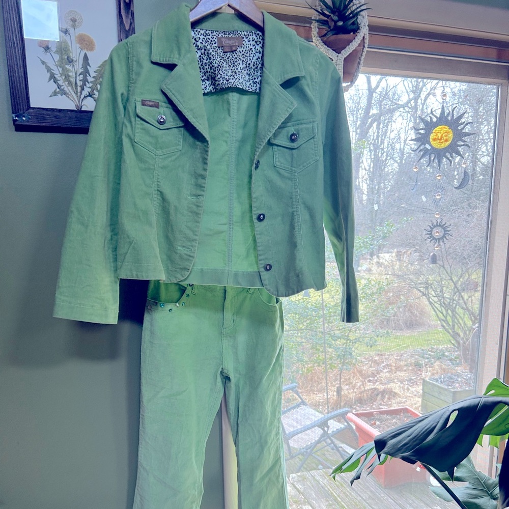 Throwback to the early 2000’s Candies matching green blazer and bedazzled pants